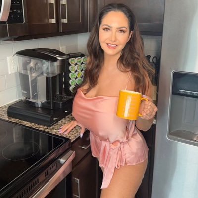 I’m down for fun 🤩 both In call and out call 🔞