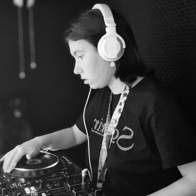 DjDragonscale's profile picture. UV dragon in a paradox world 🍵🥯 Part-time dragon DJ 🎧 Korobeats & Mexiterranean vibes 🏜 20th October 1882 🖤 Rider: Mickalexia 🦎 Team Mystic ❄️