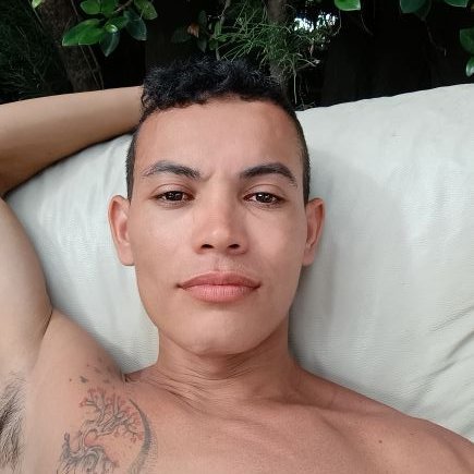 Metido a ator de entretenimento adulto, carismático e gentil. Sou totalmente fora dos padrões da sociedade, menino magrelo e esbranquiçado de sorriso fácil.