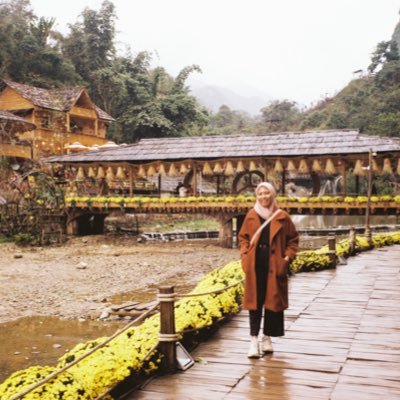 salmafnsal's profile picture. “what a shame she’s fucked in the head”