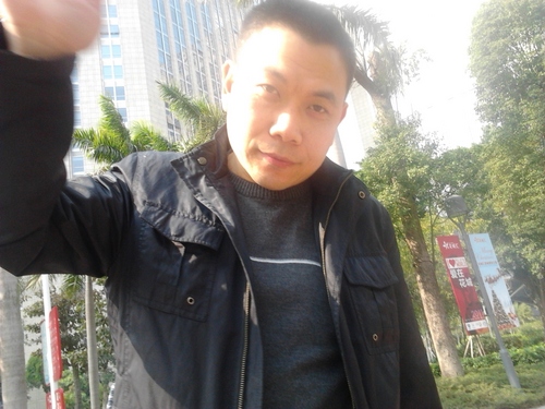 信上帝，宪章一期，字匠，四川遂宁人，1991年毕业于川北教育学院，曾在初中和出版社混日子，自由职业。微信号yxting0225
