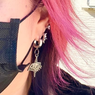 18歳♀,16歳双子♀♀,15歳♂,13歳♀,6歳♀6人のママ 。『BreakOut』のあとの祭りから沼にハマりラーに💕🤭PIERROT/キリトさん/ビール🍺,ファッションをこよなく愛する派手髪の人。 ピエラーはみんな友達だと思ってる💕大好き💕☺️最近キズとsukekiyo,HAZUKIさんに爆ハマり中😚