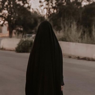 «أنا كلُّ الإغتراب و
أنتِ كلُّ البيوتِ والأمَان»
من تمام غربتها بودم
و تو همهی خانهها و پناهها.💓✨
متن های یک طلبه رو مشاهده میکنین🌱🤍