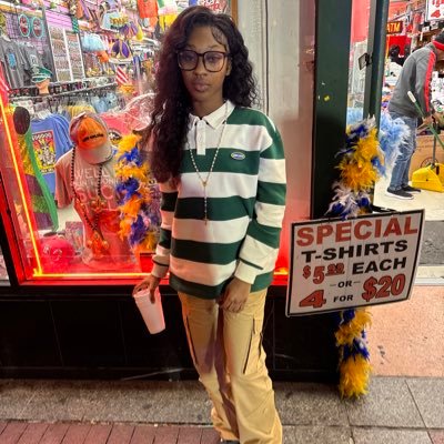 DShanelll's profile picture. 