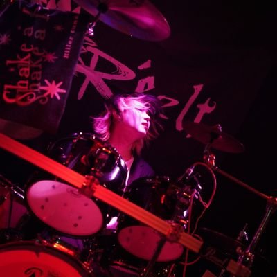 八戸で活動中のヨッシーです!
R'ezlt、CAPTAIN 13、Panties!!!でドラムやってます。
ただバチバチにやるだけです。