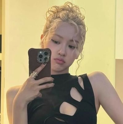 rhardtolove's profile picture. look up in the sky it's a bird it's a plane