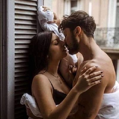 الاحساس بالحب ومشاعره واهتمامه