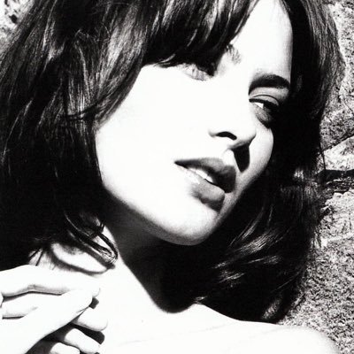 angelaforsuree's profile picture. short, pale as a ghost, caffeine addicted, black haired girl with gorgeous hazel eyes and anger management issues. También estudio derecho