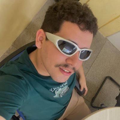 as vezes gosto de fingir que sou uma celebridade problemática.