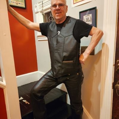 Leather Dom, into leather and rubber subs and slaves in chastity. Owner and husband of @rubberbutters.