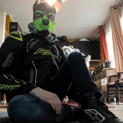 Je suis un chiot qui aime, s’amuser, rigoler faire le foufou