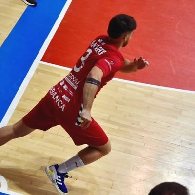 Graduado en Administración y Dirección de Empresas en la universidad de Córdoba. Y actual jugador del club balonmano Reconquista de Vigo.