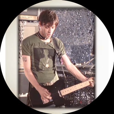 🌹🥀 A fan account posting a photo or screen cap of @Manics Richey Edwards, every day. 🏴