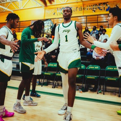 C’O 2025|| 6’9 230lbs || WR , TE|| John Hay HS|| (216)-243-7250; achauntez007@gmail.com|| 2 sport athlete 🏈🏀||