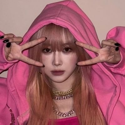 𓂃 ficwritter, designer, artista @adricake_art (ela/dela)