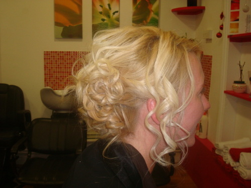Parallel_Lines_'s profile picture. We pride ourselves on good service and high quality hair & beauty treatments.