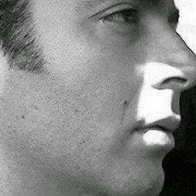 Informatico puro filosofo poetico sempre nei guai per l'onore, l'orgoglio e per aver aiutato viscide compagne ben travestite con i loro sgorbi infami