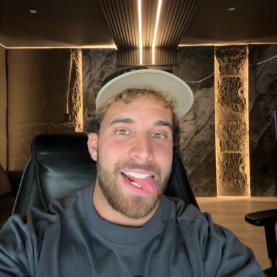 God First🕊️ Lifestyle, Trader📊 💻Philanthropist 📊 Crypto Enthusia