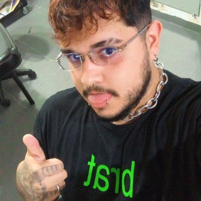 autista e tatuador q coleciona bonecas