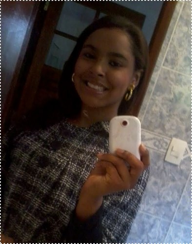 Sou alegre, amo livros, sou vida louca e muito, muito amiga.