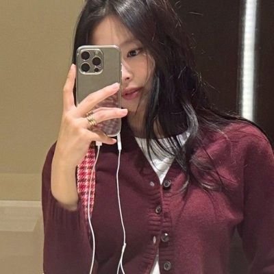 playmoreastro's profile picture. aroha + part time fantasy 🌸billie