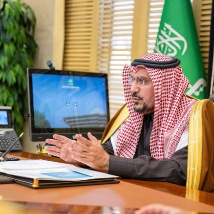 معالي مواطن / ابو نايف القبيلة والعائلة علي راسي
لكن أنا رجل لا أعرف سوى
الإنتماء لوطني وقائدي