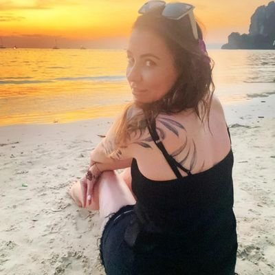 🦄
i marry people.❤️
presenter, actress, radio host, travel lover and obsessed with watching videos of adorable dogs doing stupid things