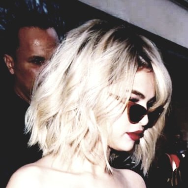 moonbooksr's profile picture. ↳ 🎢•🐝
                                                                    
↳“Você é tudo para mim, Anjo.”
  ⠀⠀      
⠀(ela/dela)