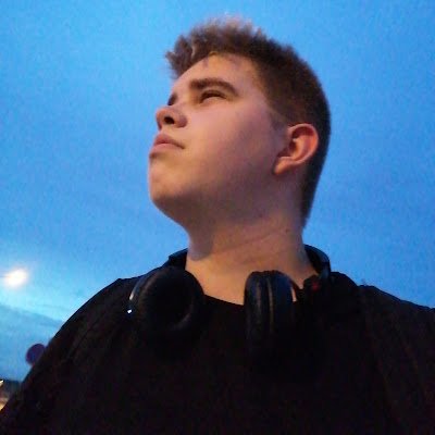 Fennisti ja Fariseus -podcastin isäntä, sitoutumattomasti oikealla.