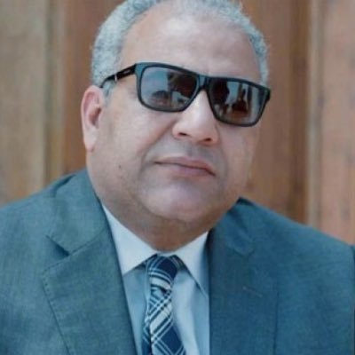 إذَا امتَلأت كَفُ اللَّئيَمِ مِـنَ الغِنَى
تمَايلَ إعجَاباً وقَال أنا أنا
ولكن كَرِيمُ الأصلِ كَالغصن كُلَّمَـا
تحمل أثْمَاراً تواضع َوانْحَنىَ.