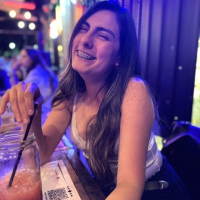 Soy nueva en esto, espero su apoyo. soy re simpática síganme 🥰🥰🥰