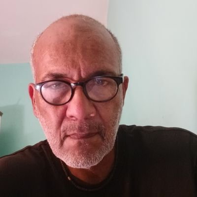 59 años y sumando, sueño despierto, como burriao, melomano, abuelo, lavo, plancho, bailo pegao. Live and let Die. MAGALLANERO y las caraotas llevan azucar.