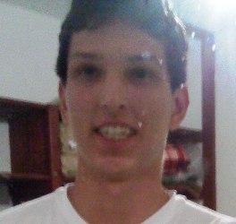 Garoto de apenas 19 anos, estudante de Teatro, e nas horas vagas toco violão!