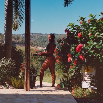 🌞✨…I just eat and mind my business…bisou 💋💅🏾