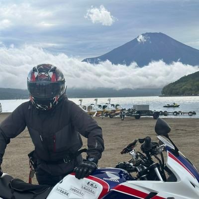 CB400SB乗ってます。
ツーリング会『かるがも隊』主催してます。
御朱印とかマンホールカード等を集めてます。
モルモット愛してます。
フォローされると喜びます。
ツーリング誘われると凄く喜びます。
#バイク乗りと繋がりたい #CB400 #御朱印 #マンホールカード #ロゲットカード #GoPro