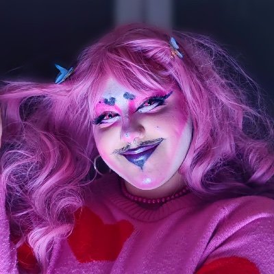 🐸
• nb ⚧️
• j'aime un peu trop le rose et le motif vache
• hot & goofy
• drag queer 💖