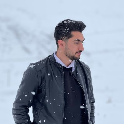 در میان جنگلی سخت مسیر دو قسمت شد و من مسیری را انتخاب کردم که تردد در آن اندک بود