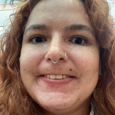 Antropóloga, pesquisadora de sexualidade, aprendiz de pole dancer, escritora de erótico, escorpiana mau humorada e auto depreciativa.