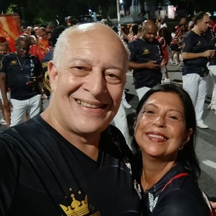 Aposentado petroleiro, vascaino, sambista VIRADOURO, petista filiado.
