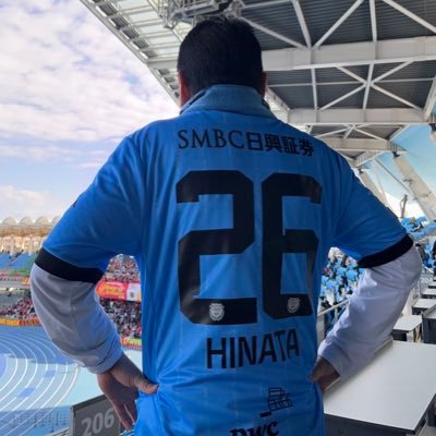 40代のおじさん。 フロンターレ応援アカウント。 日常も呟きます。 現地観戦は大体母と二人。テーブル付きペアシート民。 日に日に自分よりもフロンターレにはまっていく母が、一体どこまではまってしまうのだろうかと、密かに楽しみにしている。 無言フォロー失礼します。