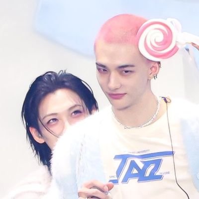 #황필: Because you're here, I'm happy. Because of you, I am who I am ⁝︎ SuppSTAYot8 ⁝︎ https://t.co/5O6LD1Uk4X ⁝︎ закрытка - @2312I9 ⁝︎ hyunlix nation♡︎ ⁝︎ auwriters☆︎