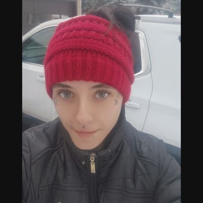 NiKitty_Kiwi's profile picture. 32; yarn obsessed; gamer; mod; pan ♡