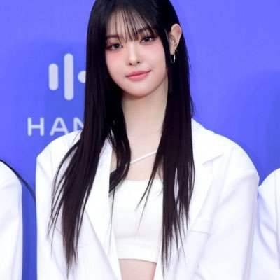 tripleScloset's profile picture. dedicated towards the outfits tripleS #트리플에스 wear! 🩷 will NOT repost fast fashion