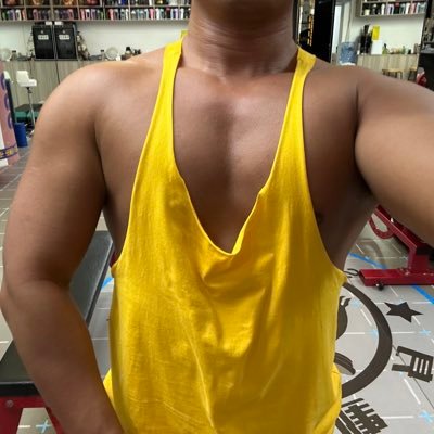 Yixiu_m's profile picture. 黑皮肌肉0️⃣，爱舌吻，爱种草莓，爱吃鸡吧，爱舔逼，爱多次交配，很会坐，很会翻