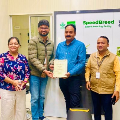 Delving into the realms of #Speedbreeding. Unraveling the mysteries of rice flowering mechanisms in accelerated growth conditions at IRRI. 🌾🔬