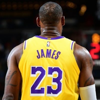Del Real Madrid y de los Lakers. Cuenta principal: @RMmadrid_1902