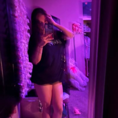 your_mom22393's profile picture. yes i follow back!! love you guys:) ❤️ i try to answer as fast as i can! i try to do daily posts😘😘