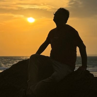 کتاب خوان و کتاب نویس-
خیلی مودب تا وقتی صمیمی نشده-هنوزم فک می کنه روزای بهتری می تونه داشته باشه