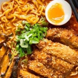私は船乗りで、船上で働き、生活しています。🚢 私は責任感のある女性です。仕事を楽しんでおり、何をするにも成功を目指しています。