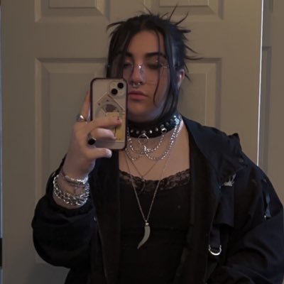 21 y/o trans girl 🏳️⚧️| I’ll bite you | she/her | MDNI | I love music and nerd shit dms open https://t.co/SiUiz4h7wa Priv mutuals only: @BruisedBug